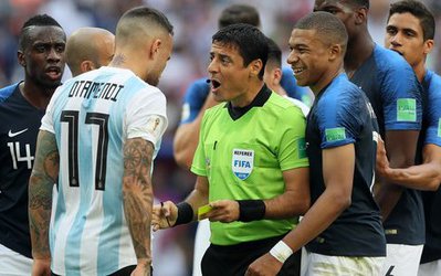 از 36 داور 17 داور در جام جهانی ماندگار شدند