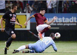 برخورد دو بازیکن در میانه میدان|آ اس رم 4-1 وینر /  دیدار دوستانه