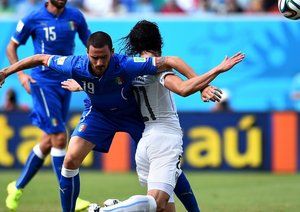 لئوناردو بونوچی - کاوانی|درگیری در بازی بین بونوچی از ایتالیا و بازیکن تیم ملی اروگوئه ، ادینسون کاوانی.