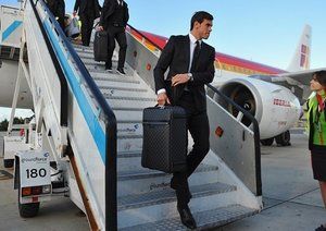 گرت بیل|گرت بیل از باشگاه رئال مادرید همراه با سایر هم تیمی های خود برای دیدار فینال لیگ قهرمانان اروپا برابر اتلتیکو مادرید، در فرودگاه لیسبون از هواپیما پیاده می شود.