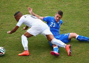 مارکو وارتی|درگیری در بازی بین وراتی از ایتالیا و بازیکن تیم ملی اروگوئه ، آلوارو پریرا.