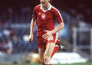 جام جهانی 1982|زبیگنیف بونیک از تیم ملی لهستان حین دویدن در دیدار برابر اتحاد شوروی در جام جهانی 1982 اسپانیا.