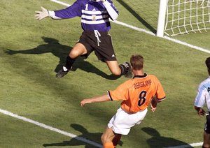 جام جهانی 1998|دنیس برکمپ از هلند، یک گل تماشایی برابر آرژانتین در جام جهانی 1998 فرانسه به ثمر می رساند.