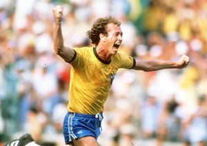 جام جهانی 1982|فالکائو از تیم ملی برزیل، شادمان پس از به ثمر رساندن گل در بازی برابر ایتالیا در فینال جام جهانی 1982 اسپانیا.