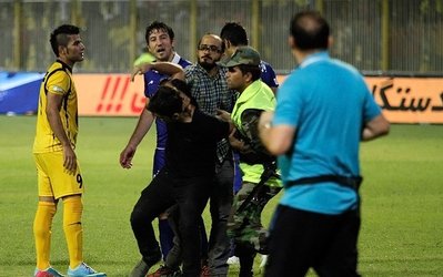 لیگ برتر | حاشیه نفت مسجدسلیمان - استقلال / شعار علیه باقری‌نیا و حرکت قشنگ تیموریان