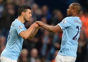 سرخیو اگرو|سرجیو اگرو خوشحالی بعد از گلش را با فرناندینهو تقسیم کرد