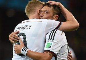 مسوت اوزیل|شادمانی مسوت اوزیل بعد از زدن گل دوم تیمش در مقابل الجزایر.