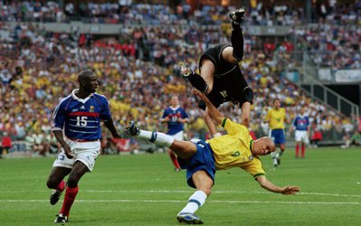 10 رسوایی بزرگ رقابت‌های جام‌جهانی فوتبال/ از کشتن مدافع تا دزدی از جواهرفروشی!