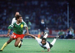 جام جهانی 1990|جام جهانی 1990 ایتالیا، انگلستان 3 – کامرون 2 (وقت اضافه). دس واکر از انگلستان همراه با ماکاناکی از کامرون.