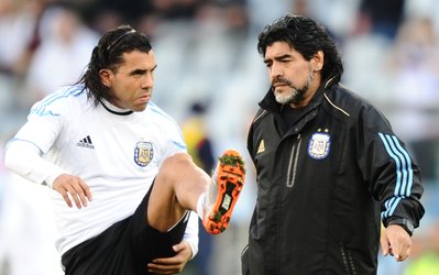 مارادونا: حاضرم برای بازی کنار توس، دستم قطع شود