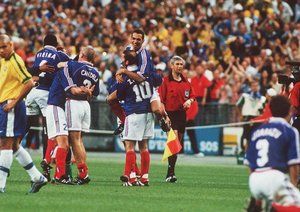 جام جهانی 1998|فینال جام جهانی 1998 فرانسه، سن دنیس، فرانسه، 12 جولای 1998، فرانسه 3 – برزیل 0، زیدان از فرانسه (10) همراه با هم تیمی خود، ژورکائف، پس از قهرمانی .