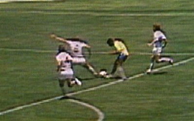 جام جهانی 2014 / 100 لحظه جذاب تاریخ جام جهانی (89_ تکل به موقع کاپیتان بابی مورس برای جلوگیری از باز شدن دروازه سه شیرها)