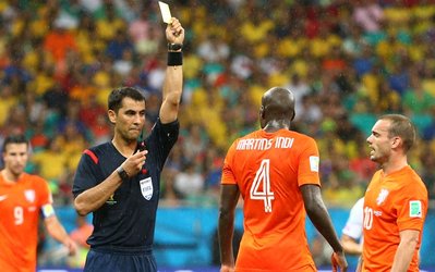 روشن ایرماتوف افتتاحیه جام ملت‌های آسیا بین استرالیا و کویت را سوت می‌زند