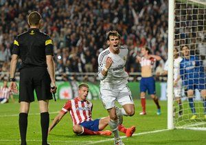 گرت بیل|گرت بیل پس از گلزنی شادمانی می کند.