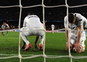 دنی آلوز|بازیکنان منچسترسیتی پس از آن که دنی آلوز در دقیقه ی 91 گل پیروزی و حذف سیتی را به ثمر می رساند، مغلوب زمین بازی را ترک می کنند.