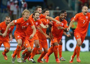 هلند|شادمانی بازیکنان تیم ملی هلند بعد از پیروزی در در ضربات پنالتی و صعود به مرحله بعد جام جهانی.
