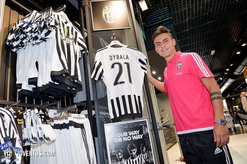 Paulo Dybala - No. 21 Kit (Dybala's Juventus Contract) (2015.07.15).jpg