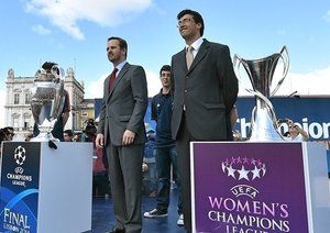 جام قهرمانی لیگ قهرمانان اروپا|صاحب منصبان شهر لیسبون از ورود جام به گرمی استقبال می کنند.