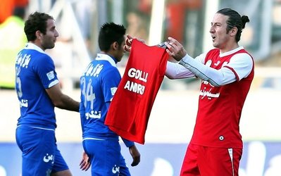 حاشیههای استقلال تهران - تراکتور / تیموریان پیراهن ادینیو را به قلعهنویی نشان داد