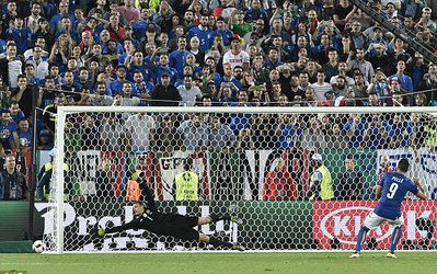 طعنه تیری آنری به ضربات پنالتی پله و زازا: شاهد بدترین ضربات پنالتی در تاریخ بودیم