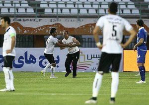 ورود هوادار به زمین