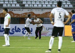 ورود هوادار به زمین|صبای قم 1 - 2 استقلال تهران / لیگ برتر