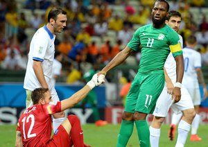 ديديه دروگبا|کمک ديديه دروگبا به دروازه بان تیم ملی یونان .