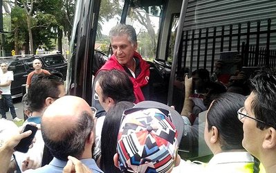 عکس روز | موافقت کی‌روش برای عکس و امضای هواداران با بازیکنان