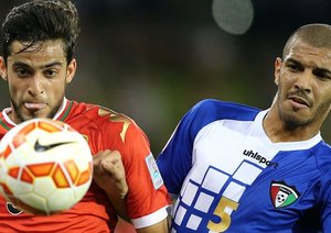 تقابل دو بازیکن بر سر توپ