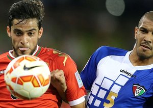 تقابل دو بازیکن بر سر توپ|عمان 1 - 0 کویت / جام ملت های آسیا 2015