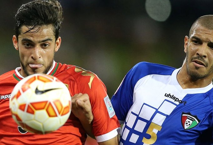 تقابل دو بازیکن بر سر توپ