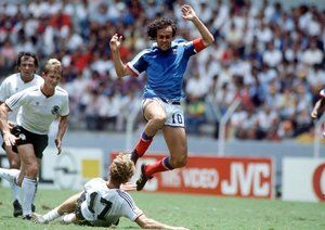 جام جهانی 1986|نیمه نهایی جام جهانی 1986، گوادالاراجا، مکزیک، 25 ژوئن 1986، آلمان غربی 2 – فرانسه 0. میشل پلاتینی، کاپیتان فرانسه با مقاوت دیتمار یاکوبس از آلمان غربی مواجه می شود.