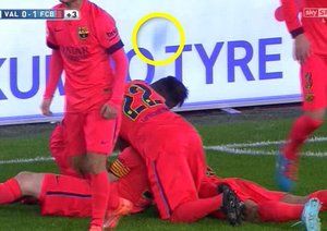 پرتاب بطری به سمت مسی توسط هواداران والنسیا|والنسیا 0 - 1 بارسلونا / لالیگا