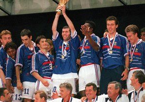 جام جهانی 1998|فینال جام جهانی 1998 فرانسه، سن دنیس، فرانسه، 12 جولای 1998، فرانسه 3 – برزیل 0، زیدان از فرانسه جام قهرمانی را در هوا بلند کرده.