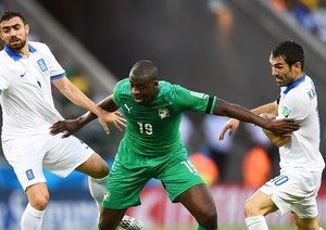 یحیی توره|درگیری یایا توره در میانه میدان با بازیکن حریف