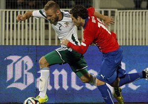 شیلی - ایرلند شمالی|جنگ بر سر گرفتن توپ در بازی شیلی در مقابل ایرلند شمالی.