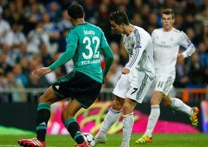 کریستیانو رونالدو|رونالدو رکورد گل های زده ی مسی در یک فصل از لیگ قهرمانان را با گلزنی برابر شالکه می شکند.