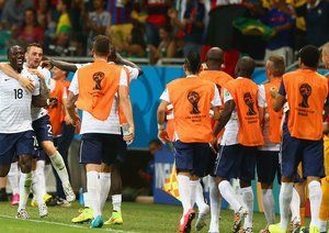 موسی سیسوکو|جشن بازیکنان تیم ملی فرانسه بعد از گلزنی مقابل تیم ملی سوئیس .