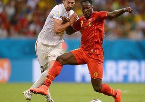 روملو لوکاکو - گونزالس|تقابل روملو لوکاکو بازیکن تیم بلژیک با یار حیف گونزالس بر سر توپ.