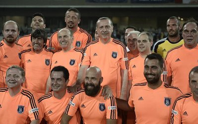 تصاویر پا به توپ شدن رئیس جمهور ترکیه در دیداری نمادین