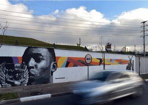 جام جهانی برزیل ۲۰۱۴|دیوارهای فرودگاه شهر سائوپائلو برزیل تم ورزشی به خود گرفت