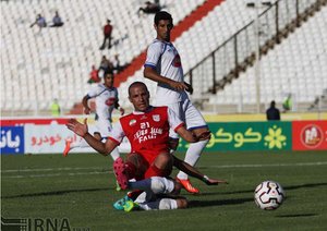 صحنه برخورد بازیکنان دو تیم