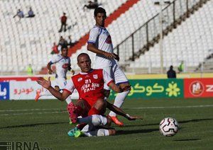 صحنه برخورد بازیکنان دو تیم|تراکتورسازی 1-0 ملوان / لیگ برتر