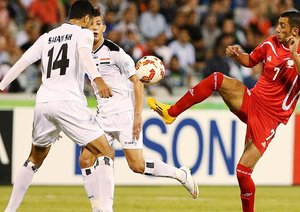 تقابل دو بازیکن بر سر توپ