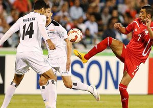 تقابل دو بازیکن بر سر توپ|عراق 2 - 0 فلسطین / جام ملت های آسیا 2015