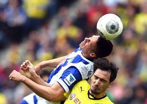 متز هومِلز|تقبل متز هومِلز با بازیکن حریف برای گرفتن توپ