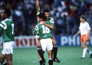جام جهانی 1982|جام جهانی 1990، پالرمو، ایتالیا، 12 ژوئن 1990، هلند 1 – مصر 1، عبدل غنی تساوی تیمش را پس از بازی جشن می گیرد.