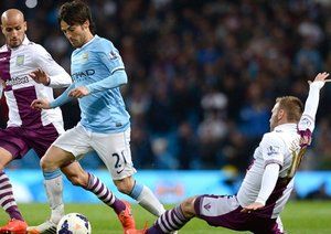 داوید سیلوا - کریم الاحمدی|تلاش دیوید سیلوا در میانه زمین برای حمله و بازی سازی.