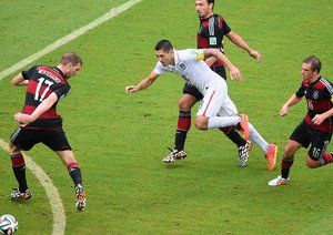 کلینت دمپسی - پر مرتساکر|تلاش کلینت دمپسی برای عبور از سد مدافعین تیم ملی آلمان.