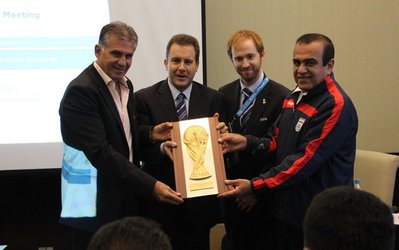 تندیس چهارمین حضور در جام‌جهانی در دستان کی‌روش